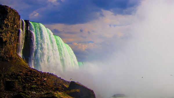 Niagarawatervallen in Canada kleuren oranje voor Koningsdag