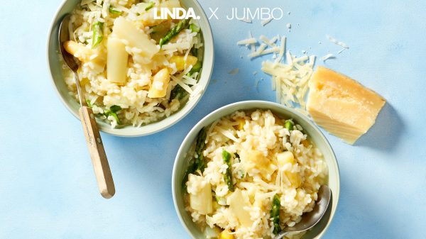 Het ultieme comfort food in de lente: risotto met witte en groene asperges
