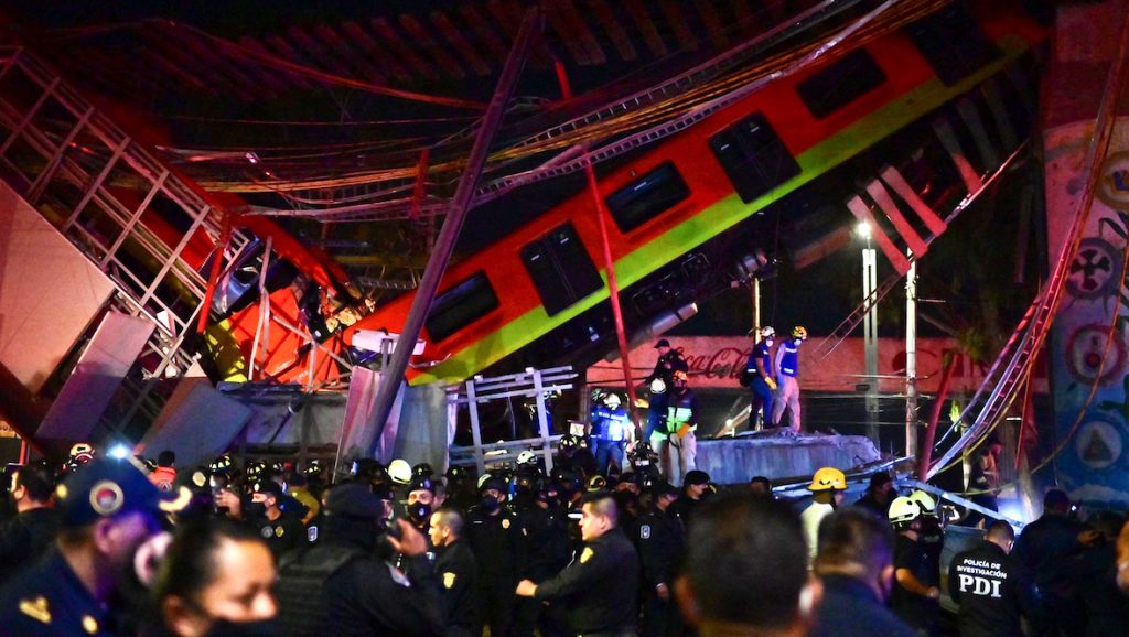 Metroviaduct in Mexico-Stad ingestort
