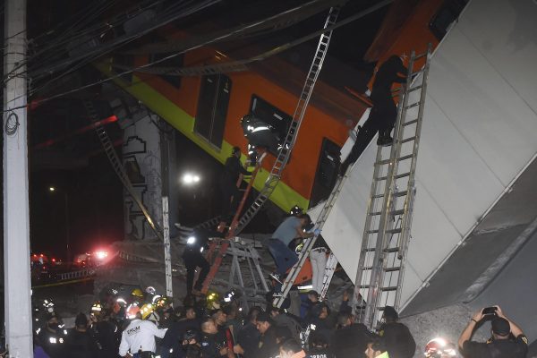 Metroviaduct in Mexico-Stad ingestort