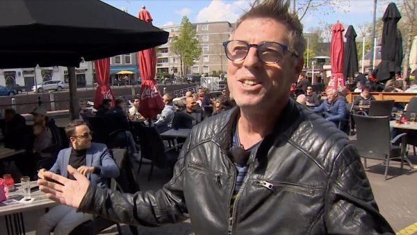 Gerrie houdt een tour de terras