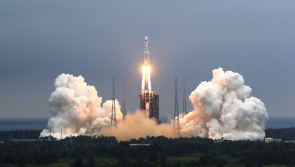 Chinese raket stort binnenkort mogelijk neer op de aarde