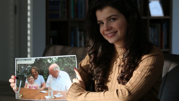 Noemt herdenkt haar grootouders monumentje