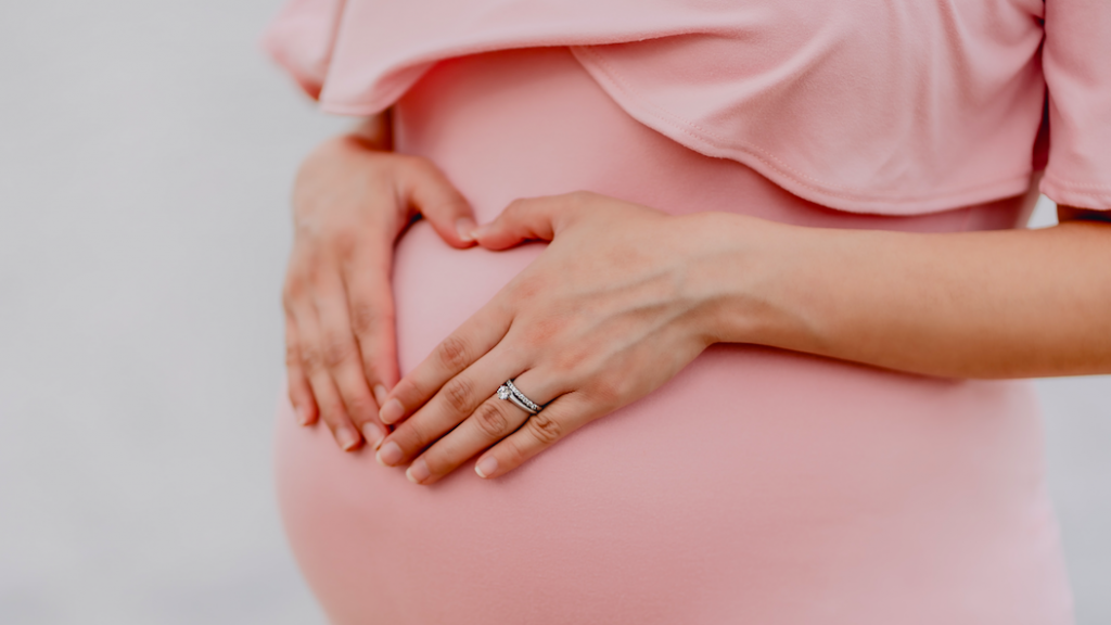 Zwangeren met corona ondanks risico achteraan bij vaccinatie