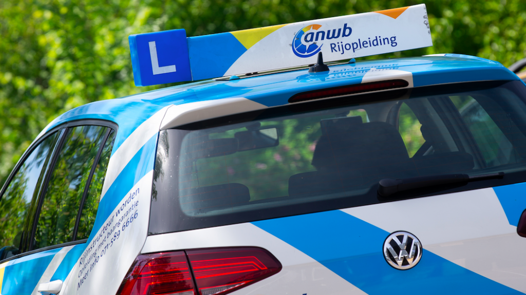 lesauto belandt bovenop geparkeerde auto in Utrecht