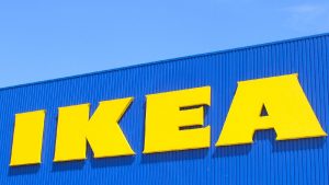 Thumbnail voor IKEA door het stof door gele stickers op de borst: 'Doet denken aan WOII'