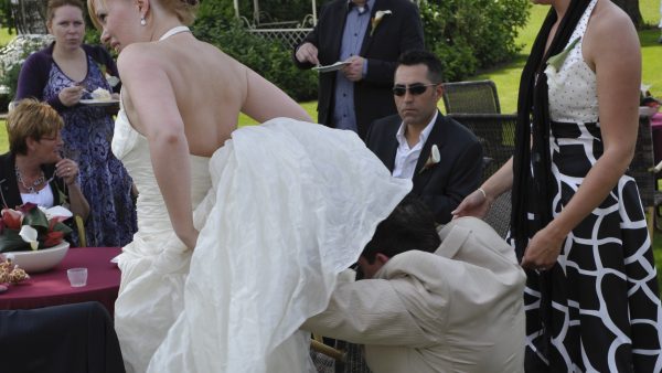 Bruid Danielle kreeg een wesp in haar trouwjurk: 'Mijn man dóók de rok in'