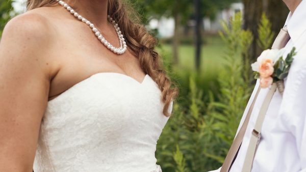 Bruid Sanne dumpte na 2 uur haar afzakkende trouwjurk: 'In de stad een blouse gekocht'