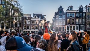 Thumbnail voor Minstens 466 besmettingen door 17 Koningsdagclusters in Amsterdam: 'Totale plaatje volgt nog'
