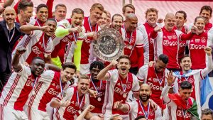 Thumbnail voor Ole ole: seizoenkaarthouders Ajax ontvangen stukje van de kampioensschaal