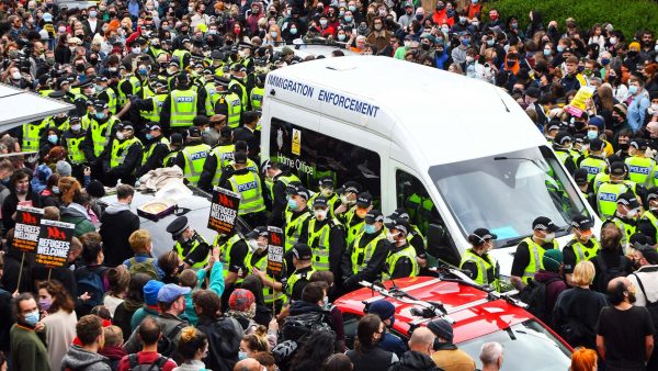 Demonstranten in Glasgow voorkomen arrestatie van twee Indiase mannen