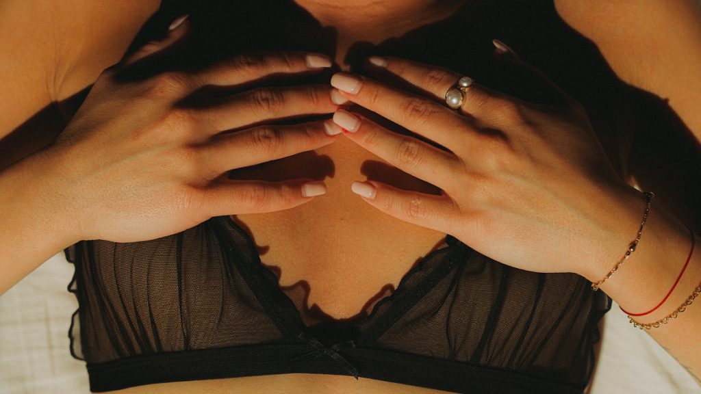 Lize sliep met de buurman_ 'Zoog hij ineens moedermelk uit mijn borst'