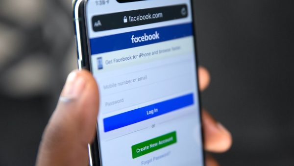 Gemeenten kijken via nepaccounts in het geheim mee op social media