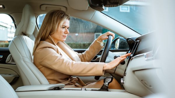 Vrouw in het verkeer