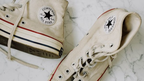 Lauren (39) nam poepschoenen mee tijdens one night stand_ 'Over zijn witte tapijt'