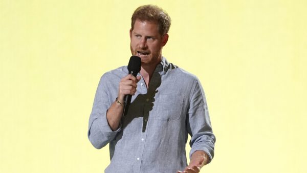 Prins Harry dronk alcohol en gebruikte drugs vanwege paniekaanvallen