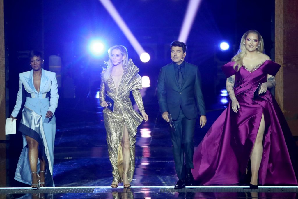 Dit zijn de oogverblindende finale-outfits van de Songfestival-presentatoren