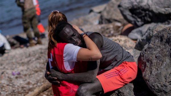 Foto van omhelzing hulpverlener en Senegalese vluchteling gaat viral: ‘Symbool van hoop’