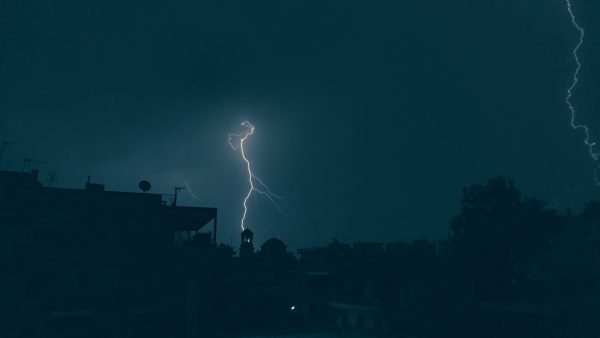 Pinksterweekend valt in het water: maandag onweer en zware buien met hagel