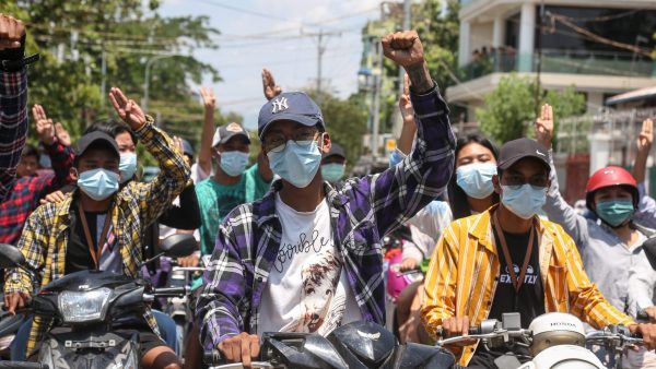 Opstandelingen Myanmar nemen politiebureau in en doden militairen