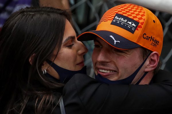 Max Verstappen neemt met winst in Monaco de leiding in het WK