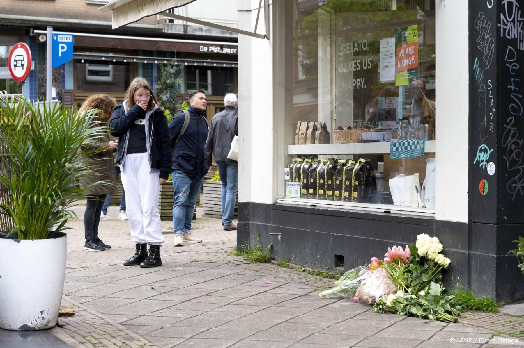 Veel bloemen in De Pijp voor slachtoffer steekpartij Amsterdam