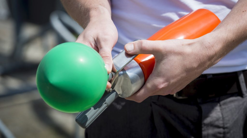 lachgasfles medewerker Breda fastfoodrestaurant mishandeld
