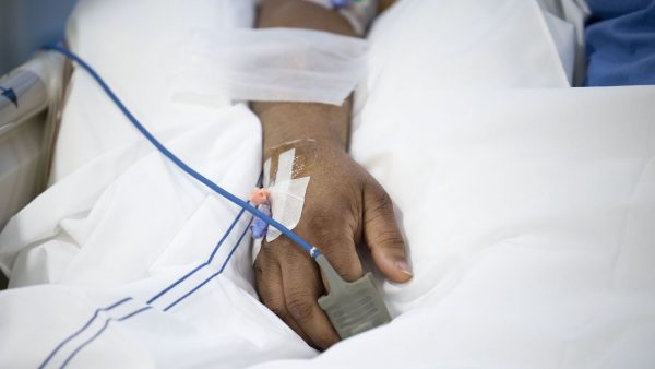 Leeftijd van opgenomen coronapatiënten in ziekenhuis schiet omlaag