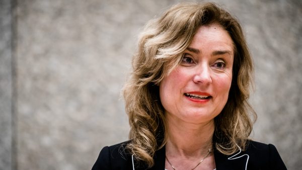 Kamervoorzitter Vera Bergkamp kaart moordende werkdruk Binnenhof aan