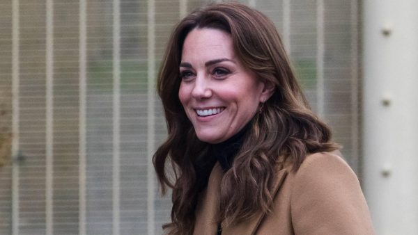 kate Middleton spreekt in roze prinsessenjurk af met vijfjarige Mila