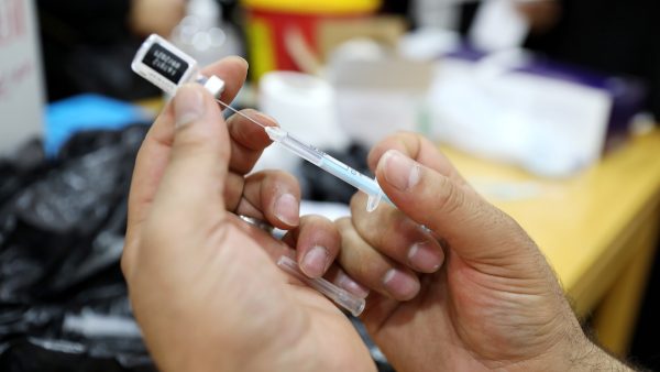 Pfizer Nederland gaf medewerkers en hun gezinnen al vaccin