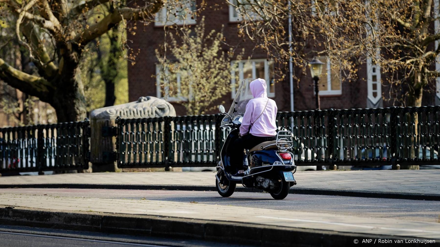 Kabinet wil vanaf medio 2022 helmplicht voor snorfietsers