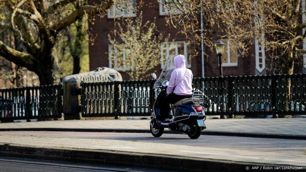 Kabinet wil vanaf medio 2022 helmplicht voor snorfietsers