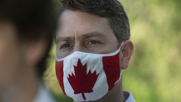 Canadese Parlementariër plassend te zien tijdens Zoom-sessie