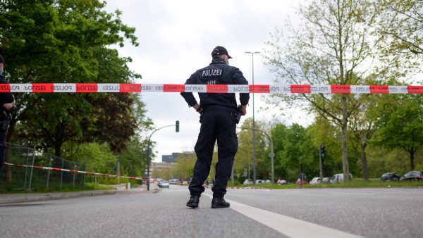 Politie schiet agressieve aanvaller met mes in Hamburg dood