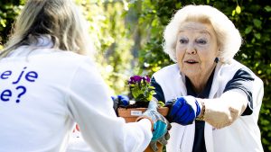 Thumbnail voor Ook prinses Beatrix steekt handen uit de mouwen en pot plantjes voor NLdoet