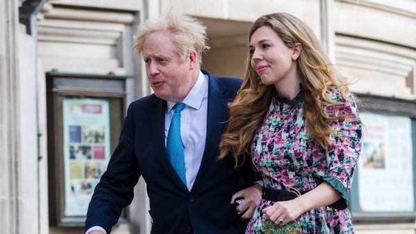 Boris Johnson is beschuldigd van het negeren van de lockdown door een feest te geven voor zijn medewerkers. In een mail die in handen is van de politie nodigt zijn privésecretaris meer dan 100 collega's uit voor een 'Bring your own booze'-party. 