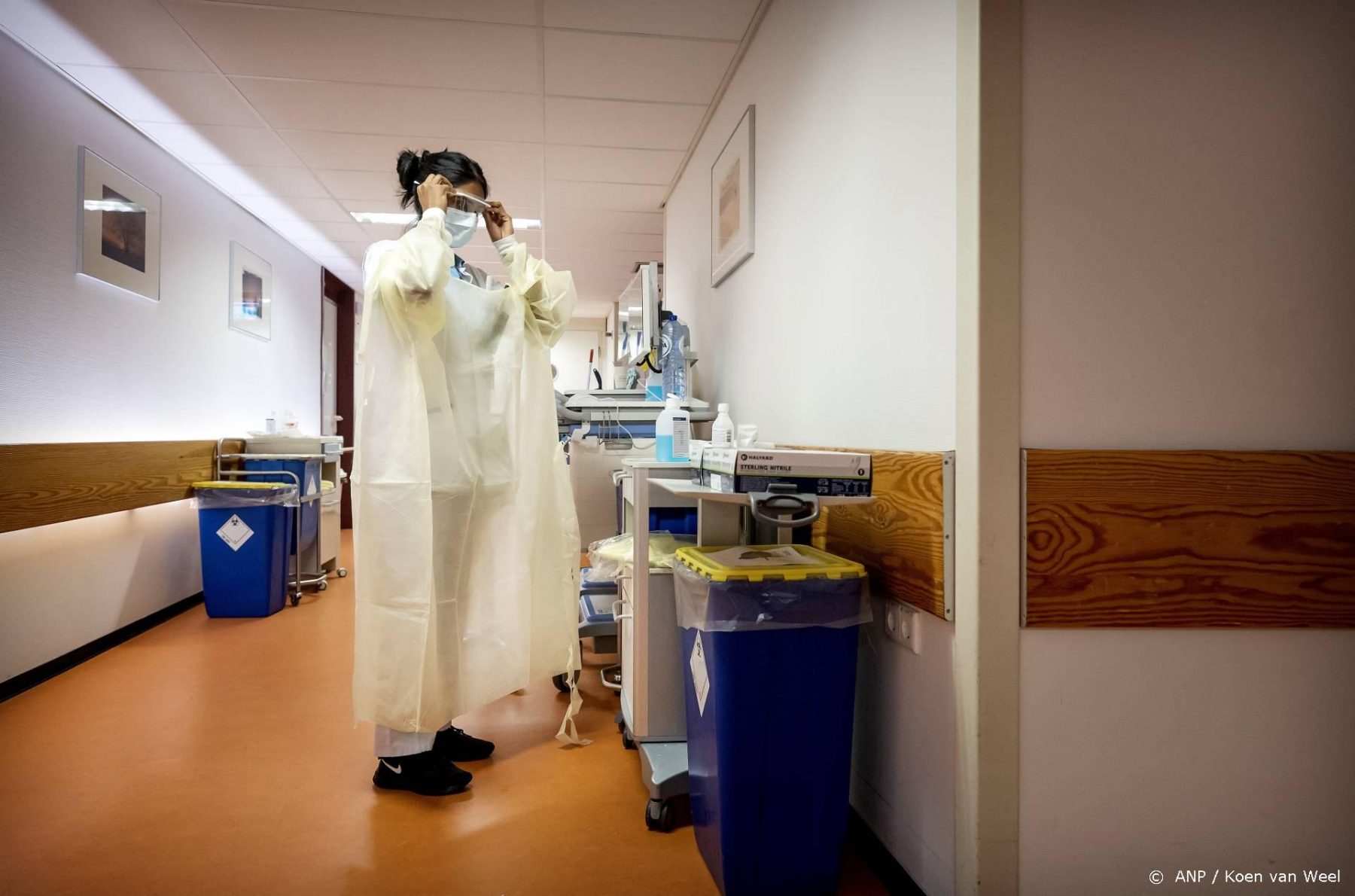'Steeds meer ziekenhuizen sluiten corona-afdelingen'