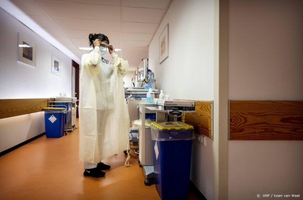 'Steeds meer ziekenhuizen sluiten corona-afdelingen'