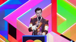 Thumbnail voor Stop your crying, baby: Harry Styles hint op eigen parfum- en cosmeticalijn