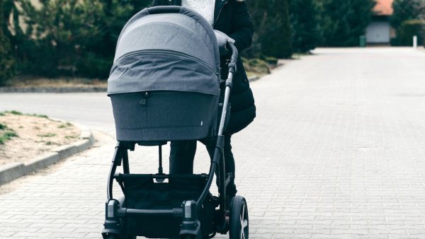 moeder doodgestoken tijdens wandeling met kinderwagen