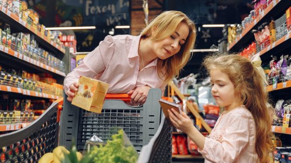 Winkelwagens in supermarkten zorgen niet voor 1,5 meter afstand