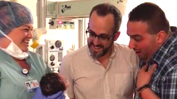Pak de tissues er maar bij: vader deelt video van eerste momenten met babydochter