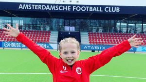 Thumbnail voor Bobbie (12) is allereerste meisje in jongensselectie van AFC Amsterdam: 'Ze staat haar mannetje'