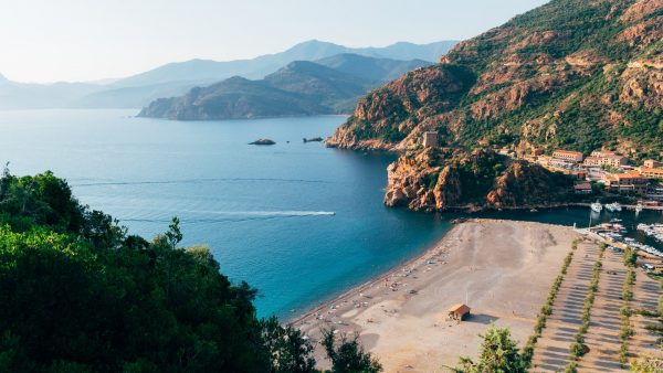 Zon, zee, strand: deze landen gaan vrijdag van code oranje naar code geel