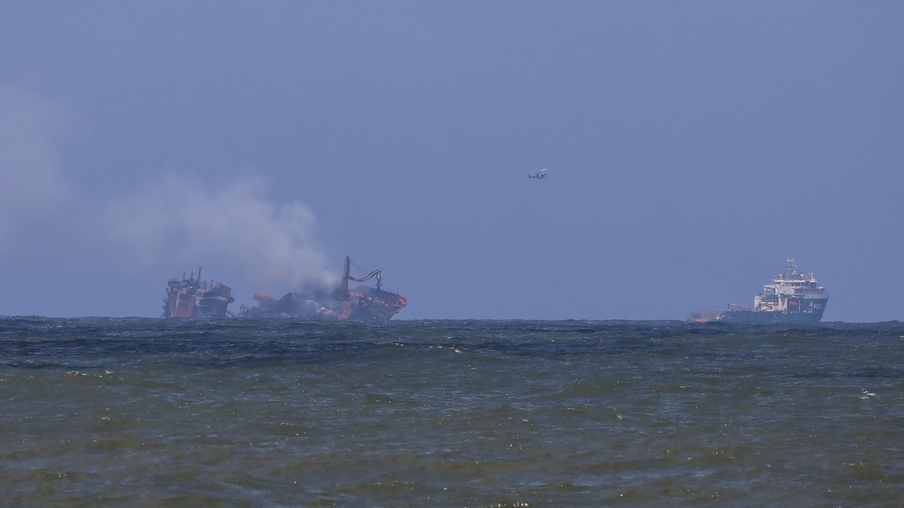 Sri Lanka vreest voor natuurramp door uitgebrand vrachtschip met chemicaliën en plastic