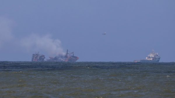 Sri Lanka vreest voor natuurramp door uitgebrand vrachtschip met chemicaliën en plastic