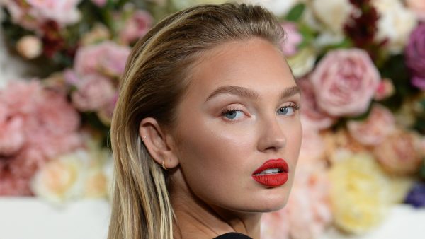 Romee Strijd deelt vertederende foto van eerste keer zwemmen met dochter Mint