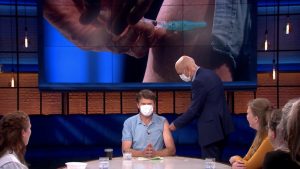 Thumbnail voor Beau van Erven Dorens laat zich live vaccineren in zijn talkshow: 'Prik van vreugde'