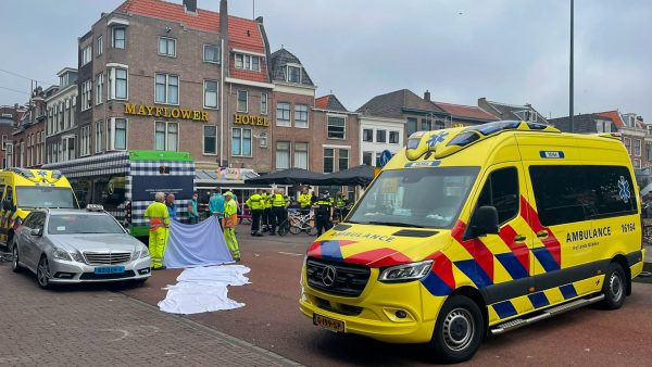 Kind overleden na ongeluk met bus in Leiden, politie doet onderzoek